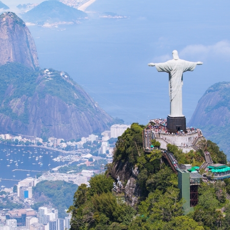 Eykendan standmyndin Cristo Redento yvir Rio de Janeiro, ið hevur áleið sjey milliónir íbúgvar. Brasil er víðakent sum eitt fótbóltsland