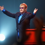 Elton John avlýsti konsert í gjár