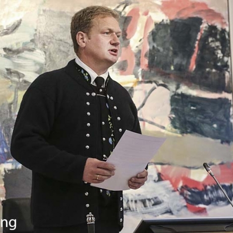 Málningur av fyrrverandi løgtingsformanni, Páll á Reynatúgvu avdúkaður í morgin
