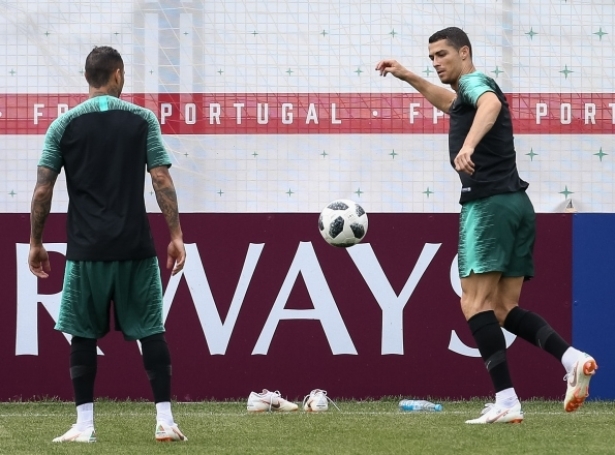 Cristiano Ronaldo og liðfelagirnir eru til reiðar til uppgerðina ímóti Marokko (Mynd: EPA)