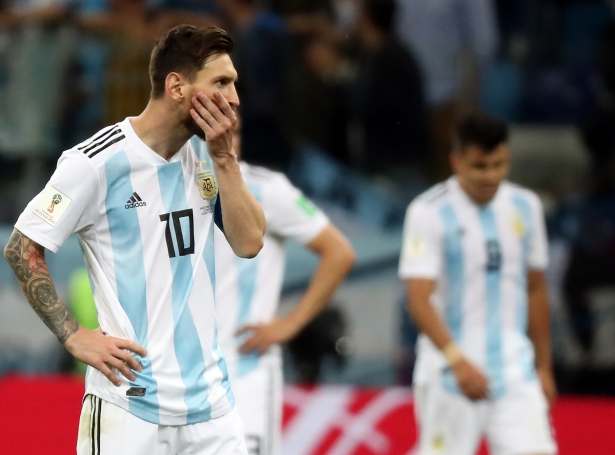 Messi og Argentina vóru fyri 3-0 ósigri fyri einum vælleikandi Kroatia-liðið. Nú verður tað tungt hjá Argentina at koma víðari
(Mynd: EPA)