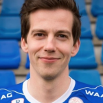 Í fjør umboðaði Dion Splidt KÍ. Í dag skoraði hann fyri ÍF í oddadystinum við Djúpumýru.