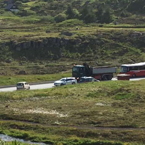 Persónbilur rent á býarbuss í Hoyvík