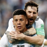 Lionel Messi fagnar matchvinnaranum Marcos Rojo. Hesir báðir vóru málskjúttarnir í 2-1 sigrinum á Nigeria í kvøld
(Mynd: EPA)