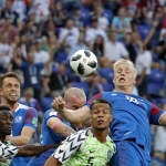 Nigeria og Ísland skulu í kvøld geva alt fyri at royna at fáa 2.plássið í bólkin. Messi og Argentina eru sannliga eisini við í stríðnum
(Mynd: EPA)