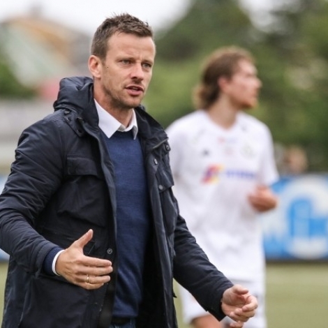Jákup á Borg sær B36 sum favoritt í uppgerðini ímóti St Josep's, men slær fast at tað verður torført, og at tað mest umráðandi er at vinna í morgin
(Mynd: Sverri Egholm/Savnsmynd)