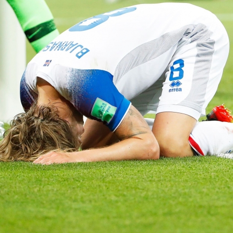 Birkir Bjarnason var ein av íslendsku leikarunum, ið brendi stórar møguleikar í kvøld (Mynd: EPA)