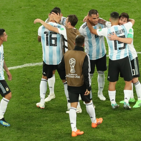 Argentina vann 2-1 á Nigeria við einum seinum málið, og eftir tógvið stríð eru Messi og co. harvið til reiðar til áttandapartsfinaluna ímóti Fraklandi
(Mynd: EPA)