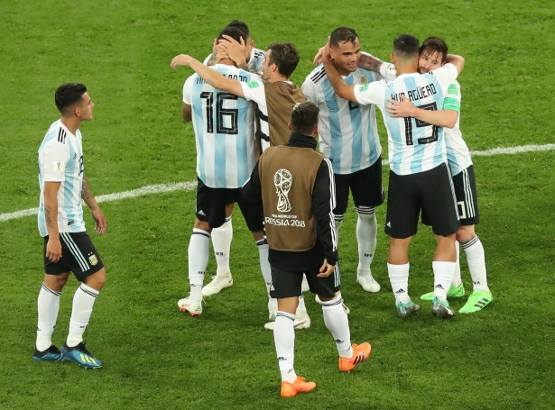 Argentina vann 2-1 á Nigeria við einum seinum málið, og eftir tógvið stríð eru Messi og co. harvið til reiðar til áttandapartsfinaluna ímóti Fraklandi
(Mynd: EPA)