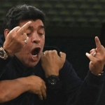 Diego Maradona undir dystinum í gjár