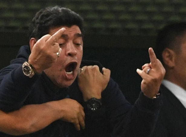 Diego Maradona undir dystinum í gjár