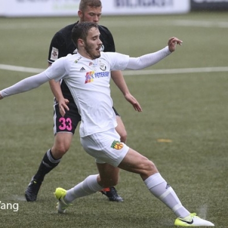 Benjamin Heinesen og B36 skulu í kvøld royna at basa St Joseph's í Gundadali. Í fjør gjørdist B36 júst ov stuttir ímóti Nomme Kalju úr Estlandi
(Mynd: Jens Kr.Vang/Savnsmynd)