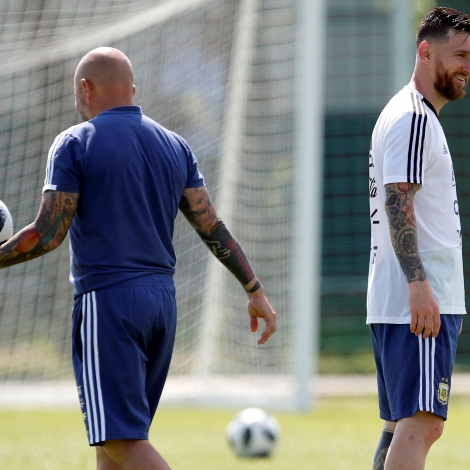 Argetina skal spæla ímóti Fraklandi í fyrstu áttandapartsfinaluni leygardagin. Her síggjast Lionel Messi og Jorge Sampaoli til venjing
(Mynd: EPA)