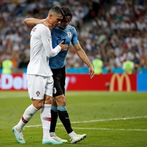 Cavani gjørdi í kvøld størri mun enn Ronaldo í Sochi. Her hjálpur liðformaðurin hjá Portugal skadda tvímálsskjúttanum út av vøllinum
(Mynd: EPA)