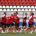 Danska liðið leggur seinastu hond á fyrireikingarnar til áttandapartsfinaluna ímóti Kroatia
(Mynd: EPA)