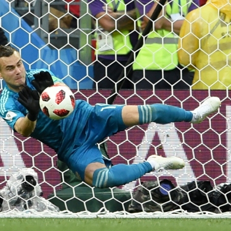 Liðformaðurin Igor Akinfeev gjørdist stóra hetjan fyri Russland við tveimum bjargingum í brotssparkskappingini
(Mynd: EPA)