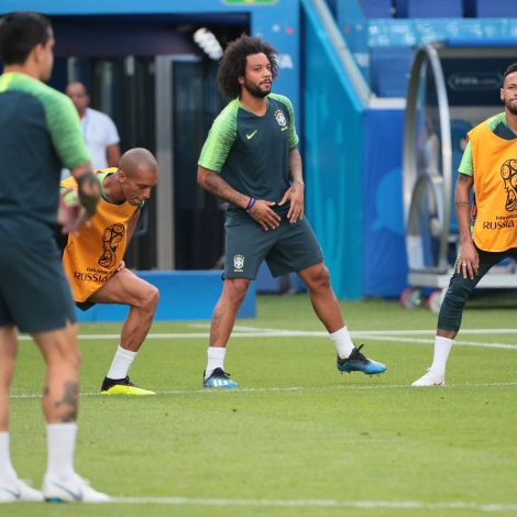 Marcelo er tøkur aftur. Hann, Neymar og hinir á brasilanska liðnum kunnu fáa eina trupla uppgávu ímóti Meksiko í dag
(Mynd: EPA)