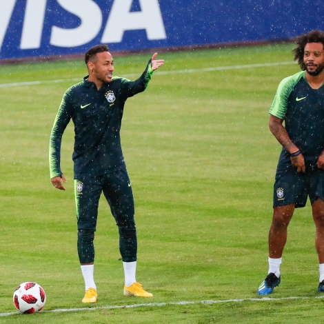 Neymar og Marcelo til venjing undan brakinum ímóti Belgia
(Mynd: EPA)