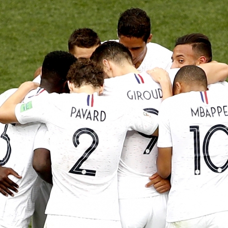 Frakland vann 2-0 í Nishny Novgorod, og skal spæla hálvfinalu týskvøldið
(Mynd: EPA)