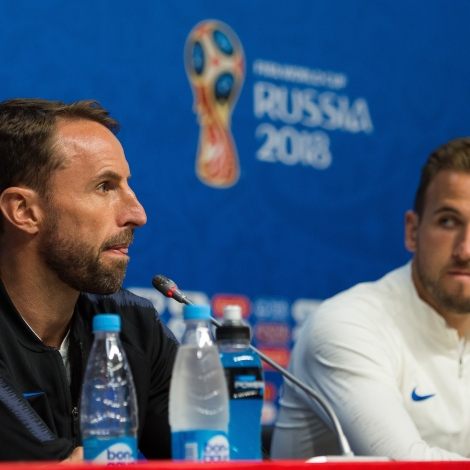 Gareth Southgate og HM-toppskjúttin og enski liðformaðurin, Harry Kane, til tíðindafund undan dystinum ímóti Svøríki
(Mynd: EPA)
