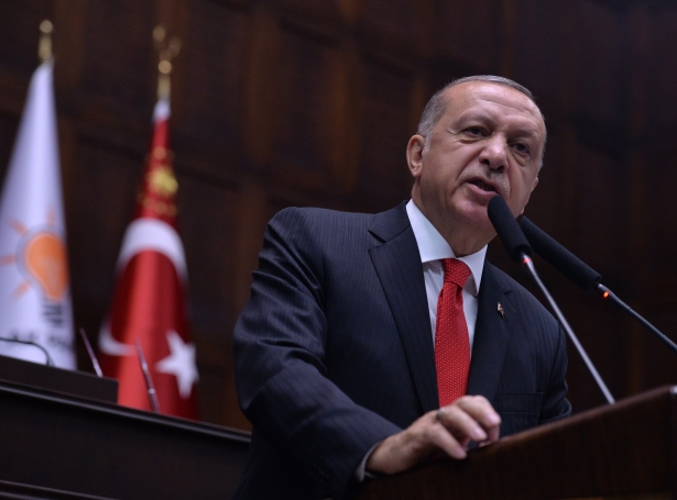 Turkiski forsetin, Recep Tayyip Erdogan boðaði í gjár frá, at turkiski herurin hevði dripið IS-leiðaran í Sýria (Savnsmynd)