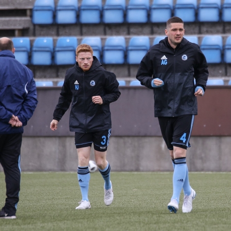 Sigrfríður Clementsen saman við tveimum av teimum royndu leikarunum undan Champions League-dystinum á Svangaskarði í kvøld
(Mynd: Sverri Egholm)