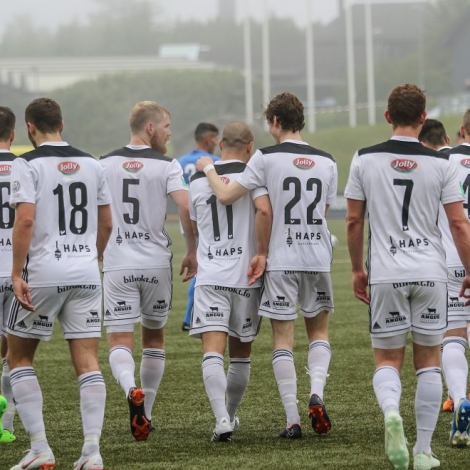 B36 skal í kvøld dystast við OFK Titograd Podgorcia í Gundadali. Myndin er frá 1-1 javnleikinum ímóti St Josep's fyri tveimum vikum síðani
(Mynd: Sverri Egholm)