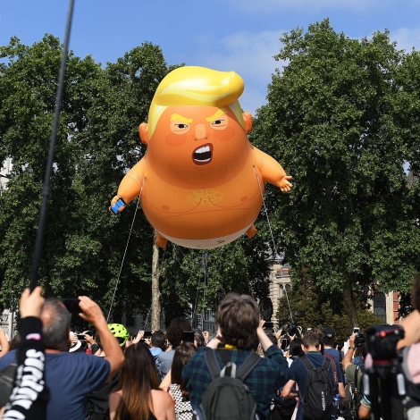 Trump vitjar Bretland: Bretar mótmæla við stórari ballón
