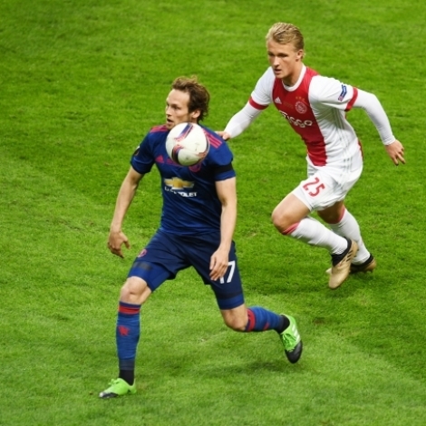 Daley Blind (t.v.) í dysti fyri Manchester United ímóti Ajax (Mynd: EPA)