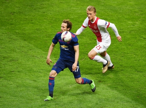 Daley Blind (t.v.) í dysti fyri Manchester United ímóti Ajax (Mynd: EPA)