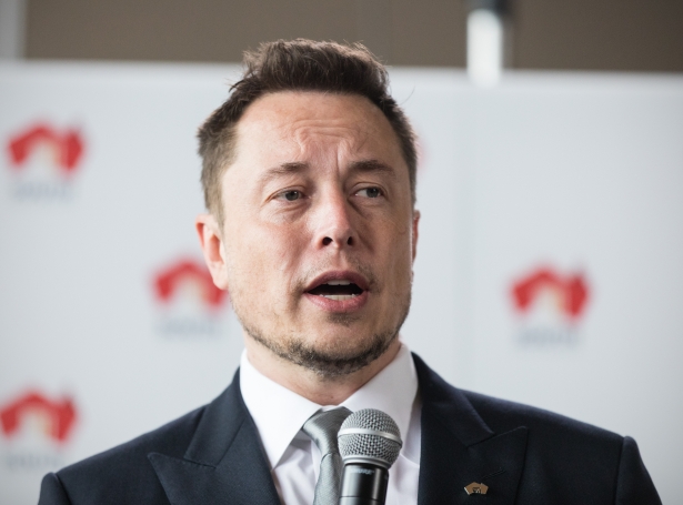 49 ára gamli Elon Musk var vertur fyri vælumtóktu sjónvarpssendingini 