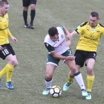 Klæmint A. Olsen, ið her eygleiðir nærdystin hjá Fróða Benjaminsen við ein skota, skoraði hattrick á Svangakarði í kvøld
(Mynd: Jens Kr.Vang)