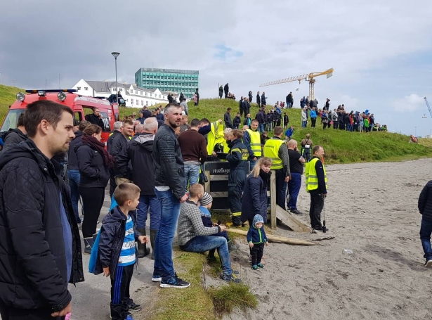 Tey standa tilbúgvin í Sandagerði at taka ímóti grindini (Mynd: Sverri Egholm)