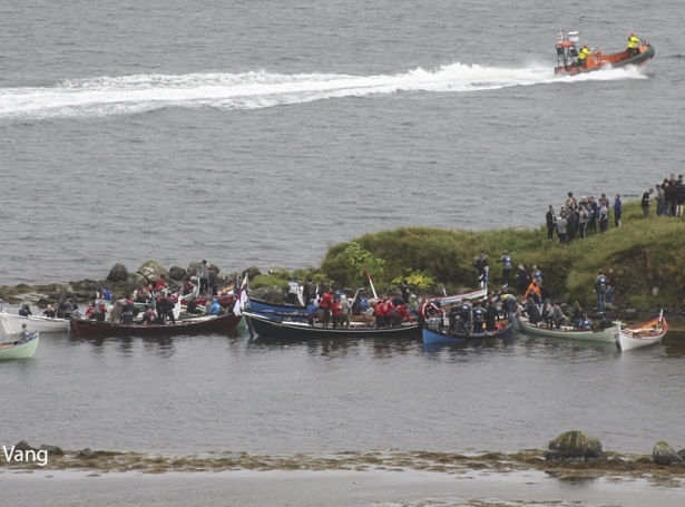 Frá regattuni í fjør har árabátar løgdu inn á Grønhólmi ávegis til Hósvíkar (Savnsmynd: Jens Kr. Vang)