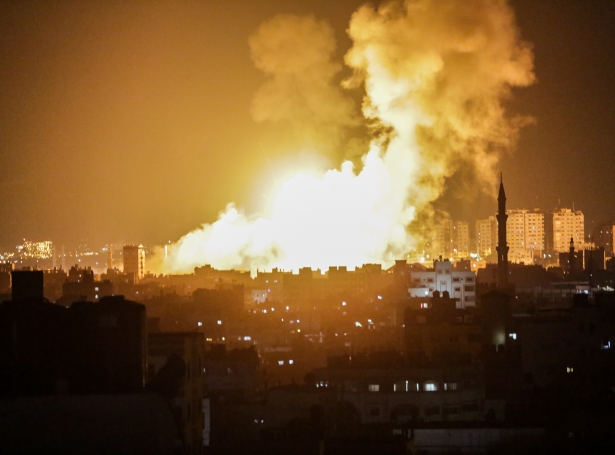 Ein eksplosión í Gazageiranum aftaná eitt ísraelskt bumbuaftursvar (Mynd: EPA)