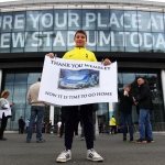 Ein Tottenham-fjeppari uttanfyri Wembley undan seinasta heimadysti í undanfarna kappingarárið. Hann og hinir Spurs-fjeppararnir noyðast at bíða eina løtu afturat
(Mynd: EPA)