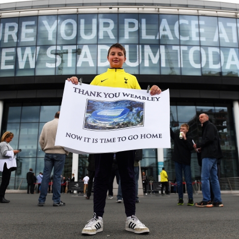 Ein Tottenham-fjeppari uttanfyri Wembley undan seinasta heimadysti í undanfarna kappingarárið. Hann og hinir Spurs-fjeppararnir noyðast at bíða eina løtu afturat
(Mynd: EPA)