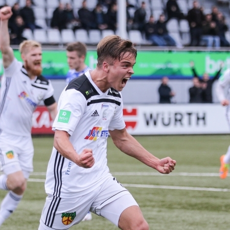 B36 skal steypafinalu móti grannunum um níggju dagar. Í kvøld vann B36 umráðandi 2-1 sigur á KÍ í Gundadali í kvøld
(Mynd: Sverri Egholm)