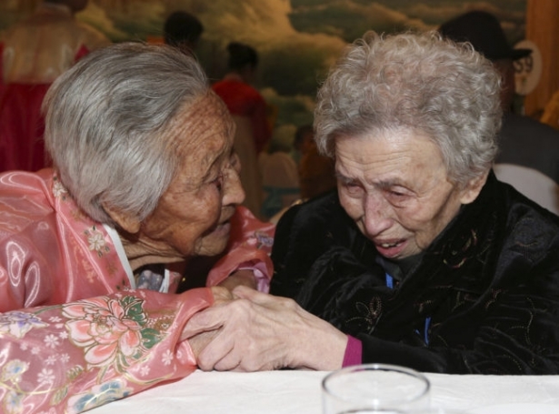 Systrarnar Lee Young-shil (87 ár) og Lee Jung Shil møttust í 2014. Tá høvdu tær verið sundurskildar í 60 ár.