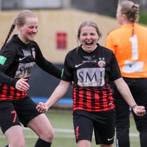 Milja Simonsen fegnast her saman við Heidi Sevdal í 2-1 sigrinum á EBS/Skála í Gundadali fyrr í ár. Nú skulu tær royna at vinna steypið á Tórsvølli (Mynd: Sverri Egholm)