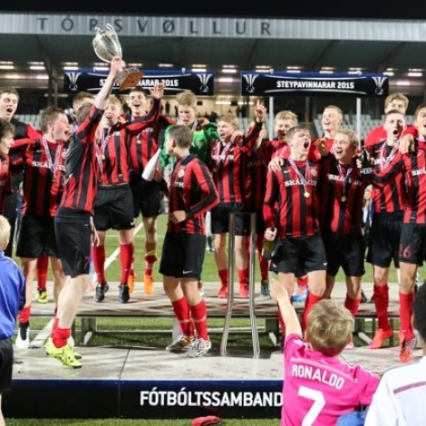 Hetta hevur verið ein vanlig sjón seinastu árini: Ungu HB-mennirnir lyfta Thomas Dam Intersport steypið. Nakrar av hesum frá 2015 kunnu spæla í finaluni móti EB/Streymi í kvøld, meðan nakrar skulu umboða HB í finaluni um Løgmanssteypið í morgin.
(Mynd: FSF)