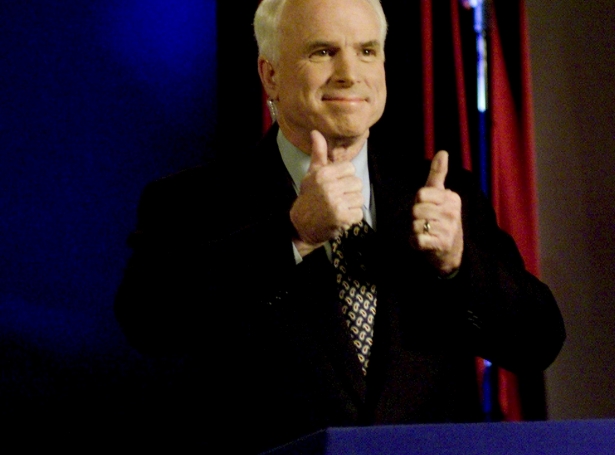 Til orðaskifti, tá McCain stillaði upp til amerikanska forsetavalið á fyrsta sinni í 2000 (Mynd: EPA)