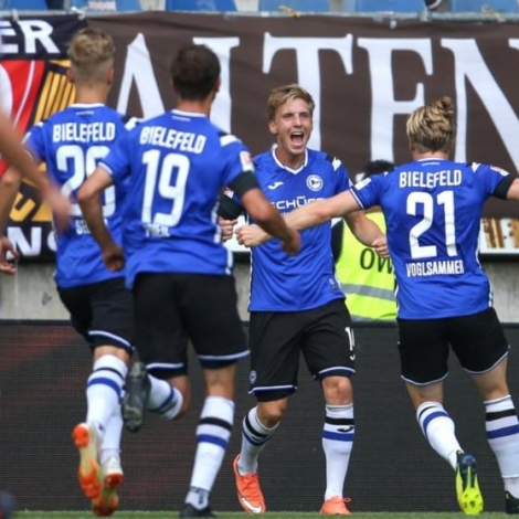 Jóan Símun hevur hiigartil verið fagnaður fyri mál í báðum sínum dystum í 2. Bundesliga. Í kvøld stendur Hamburg fyri skotum
(Mynd: Bild)