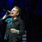 Bono misti røddina undir konsert