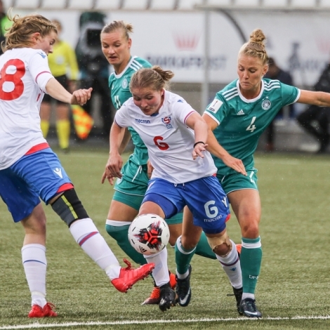Heidi Sevdal, Jacoba Langgard og hinar stríddust veruliga, men týska liðið var krútsterkt og skoraði átta ferðir á Tórsvølli
(Mynd: Sverri Egholm)