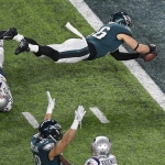 Philadelphia Eagles vann í dramatisku og tøttu finaluni í februar. Í nátt taka Eagles móti Falcons, og seta harvið kappingarárið í gongd
(Mynd: EPA)