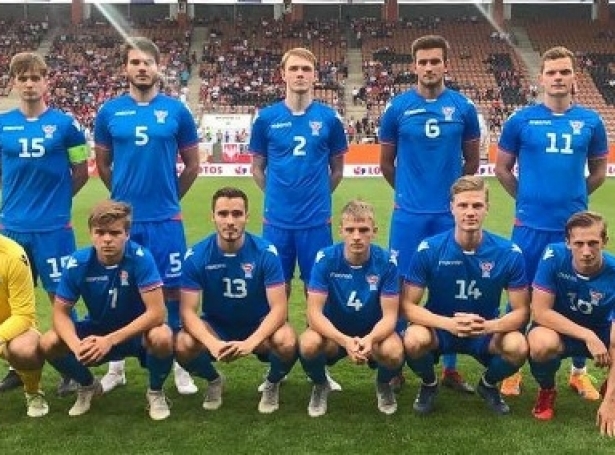 Føroyska U21-liðið, ið byrjaði á vøllinum móti Póllandi(Mynd: www.fsf.fo)