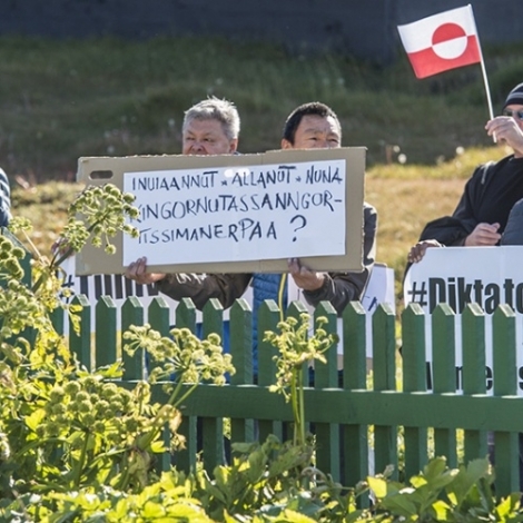 70 fólk mótmæltu harðmælt avtaluna um grønlendsku flogvøllirnar