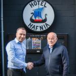 Pætur Trónd Thomsen, stjóri á Hotel Hafnia og Egga Jensen, formaður í Parasport Føroyar