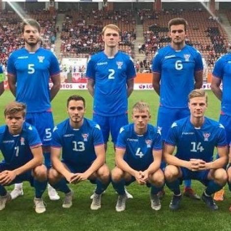 Føroyska U21-liðið, ið byrjaði á vøllinum í 1-1 javnleikinum móti Póllandi (Mynd: FSF.fo)